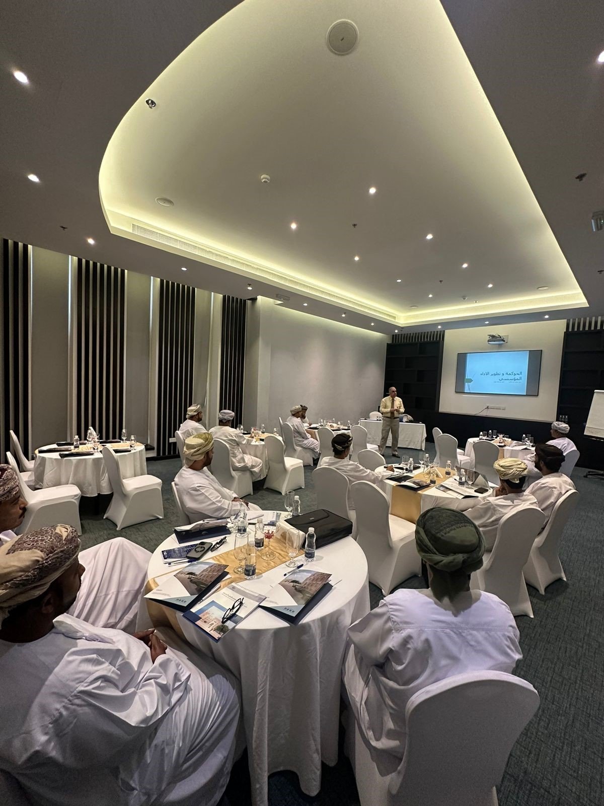جامعة ظفارتنفذ برنامج الحوكمة وتطوير الاداء المؤسسي لموظفي بلدية ظفار Dhofar University implements governance program and institutional performance development for Dhofar Municipality employees.