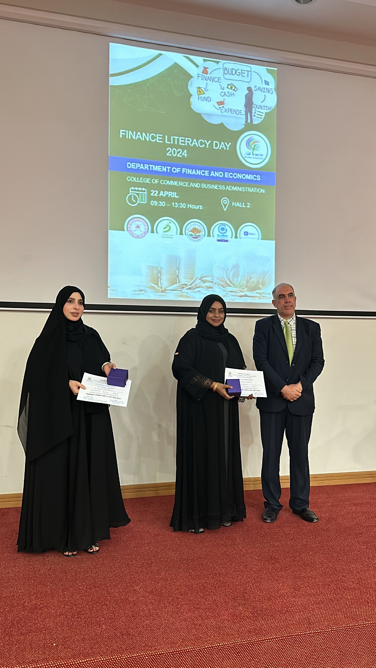 كلية التجارة والعلوم الإدارية بجامعة ظفار تستضيف يوم التوعية المالية Finance Literacy Day- 2024