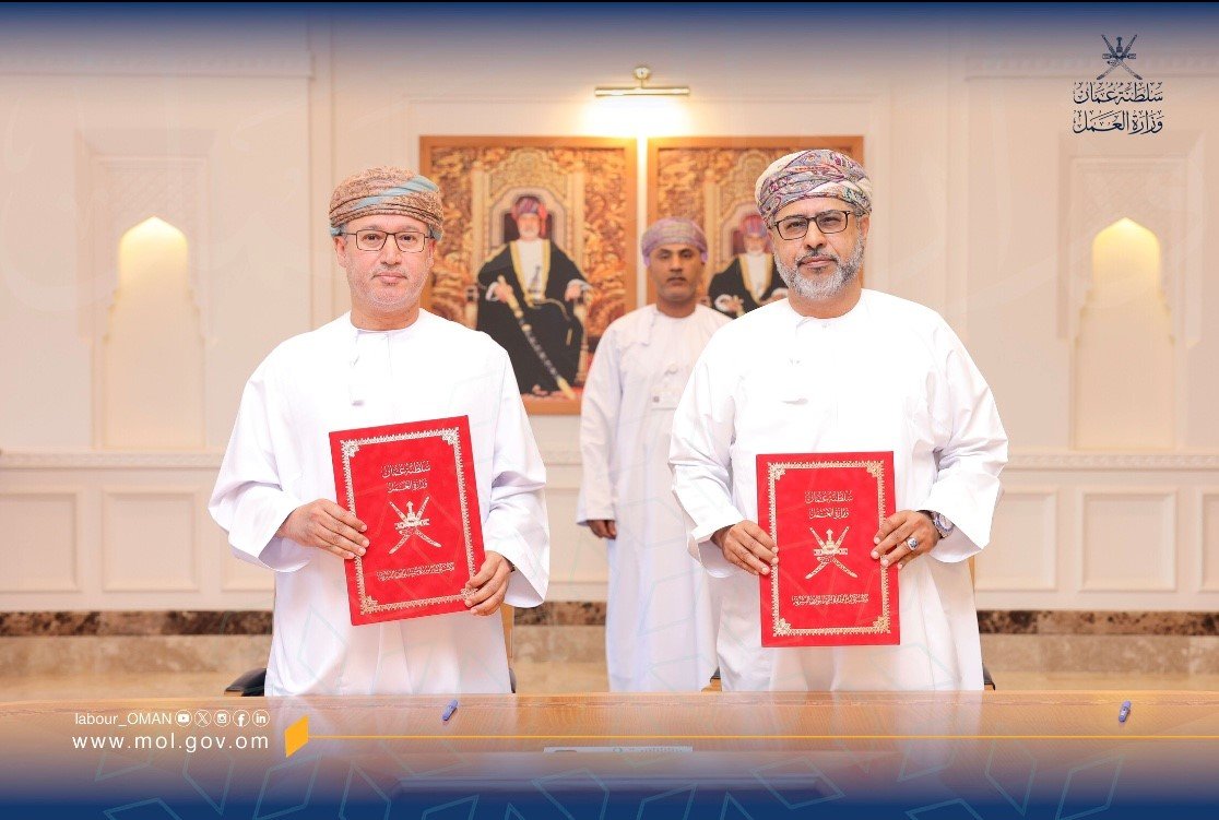 جامعة ظفار توقع مذكرة تفاهم مع وزارة العمل Signature Memorandum of understanding