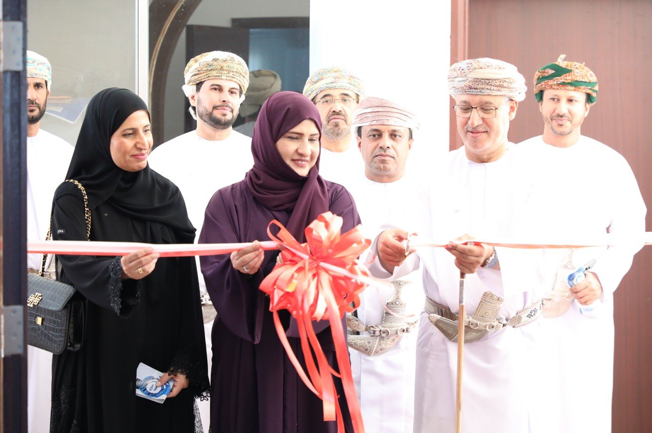 رئيس جامعة ظفار يرعى افتتاح معمل التقنيات الجغرافية الحديثة Dhofar University Vice Chancellor Inaugurates Modern Geographical Technologies Lab