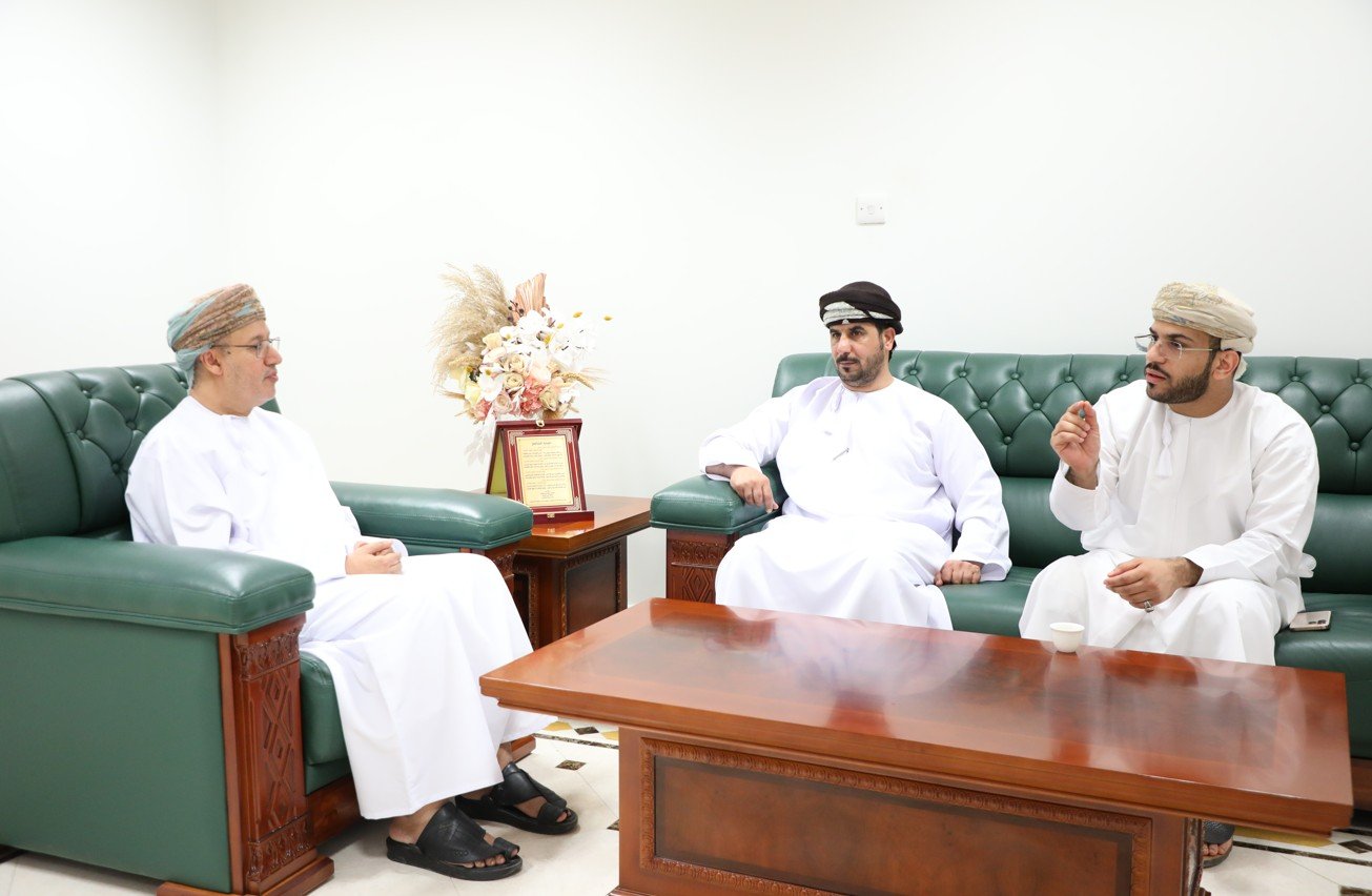 جامعة ظفار تستقبل مسؤولي بنك التنمية Dhofar University Hosts Development Bank Officials to Explore Strategic Collaboration