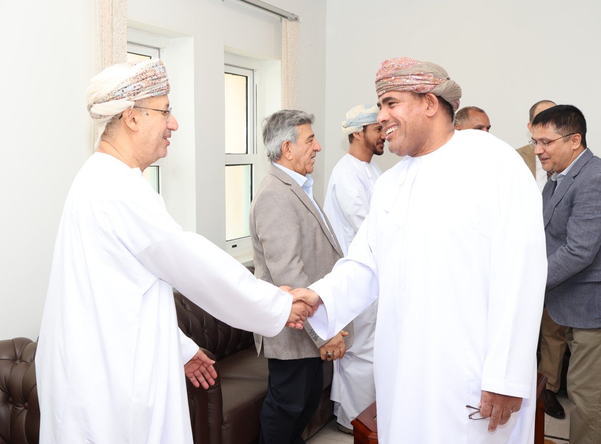 رئيس جامعة ظفار يتبادل التهاني مع منتسبي الجامعة بمناسبة عيد الفطر السعيد Dhofar University Vice Chancellor Exchanges Eid Al-Fitr greetings with Staff